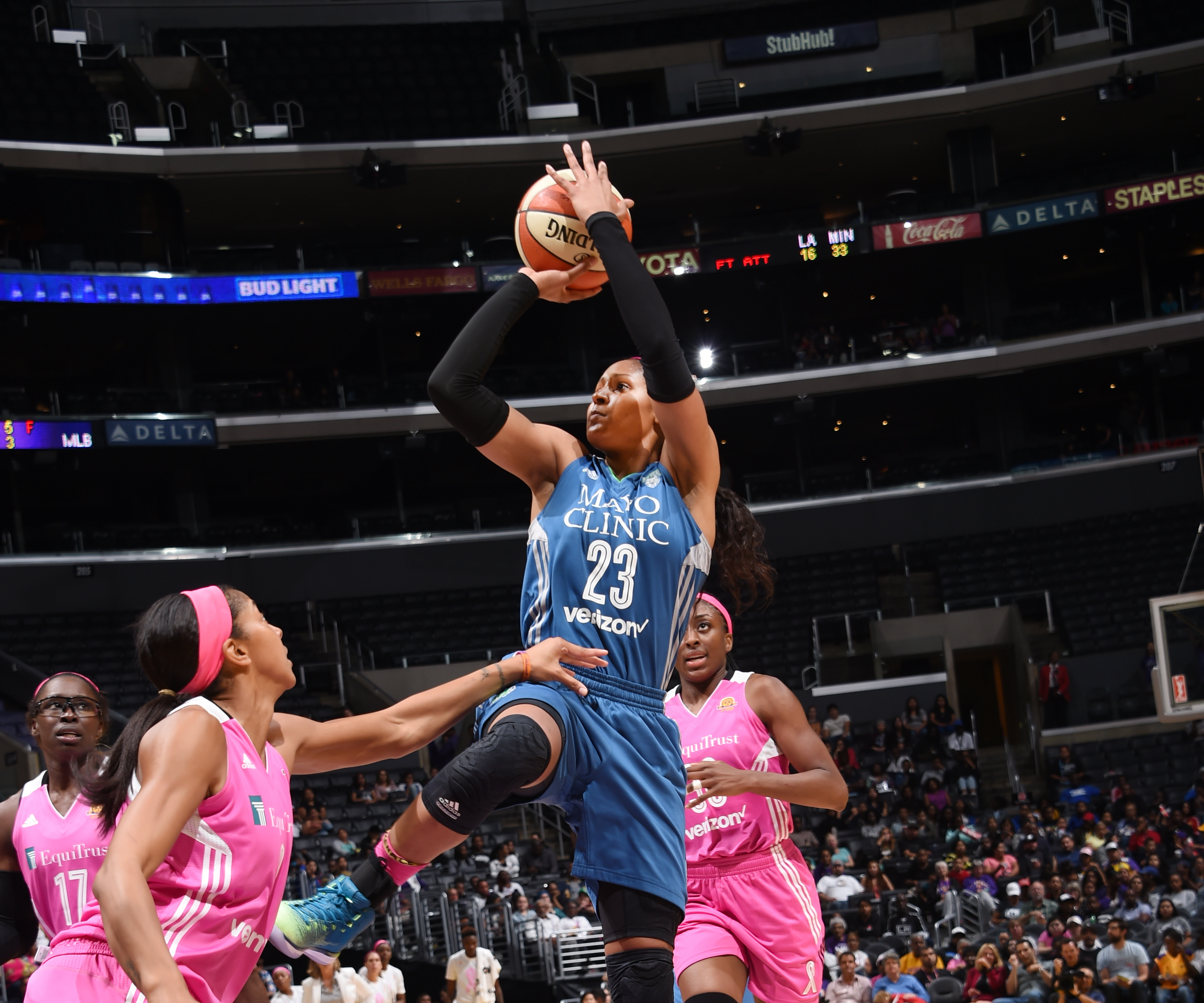 Moore & Fowles Lead Lynx Past Sparks In Battle For First
